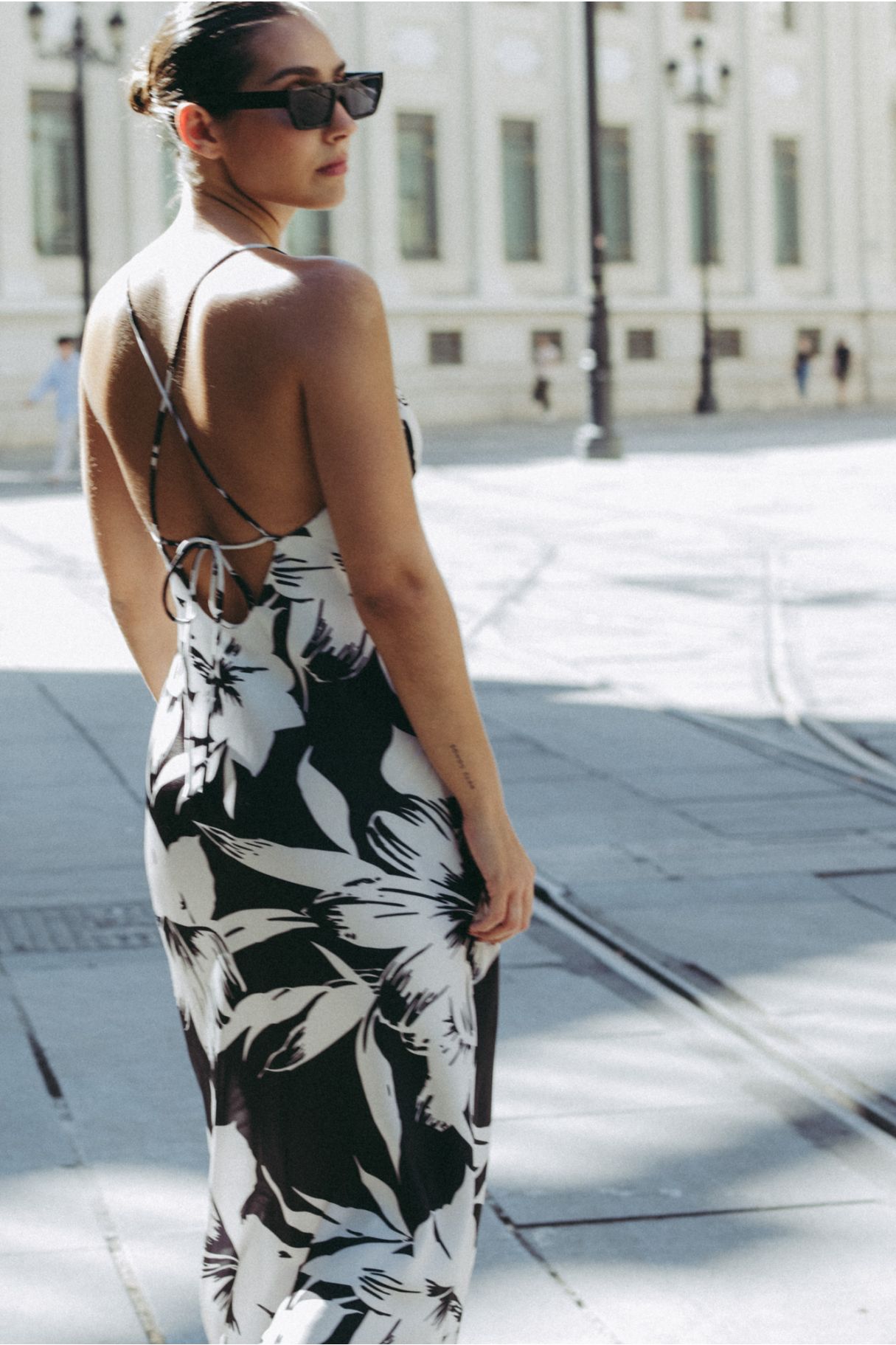 Vestido Comprido Estampado Floral Preto e Branco