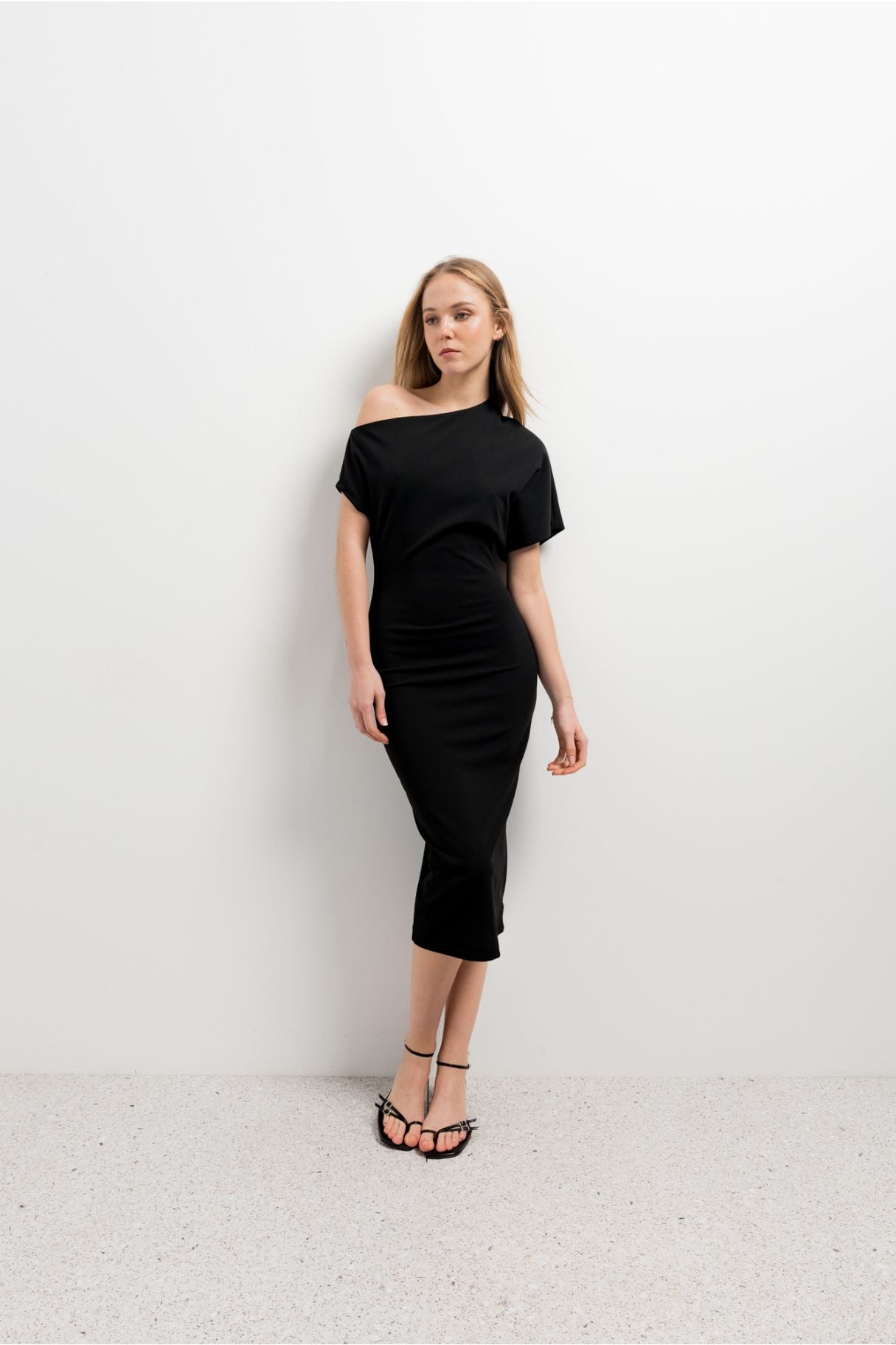 Vestido Midi Assimétrico Preto