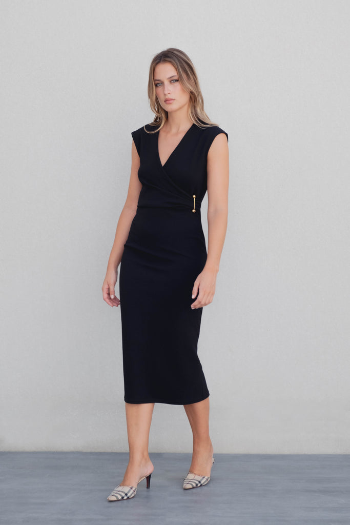 Vestido Midi Preto com Detalhe Dourado