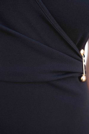 Vestido Midi Preto com Detalhe Dourado